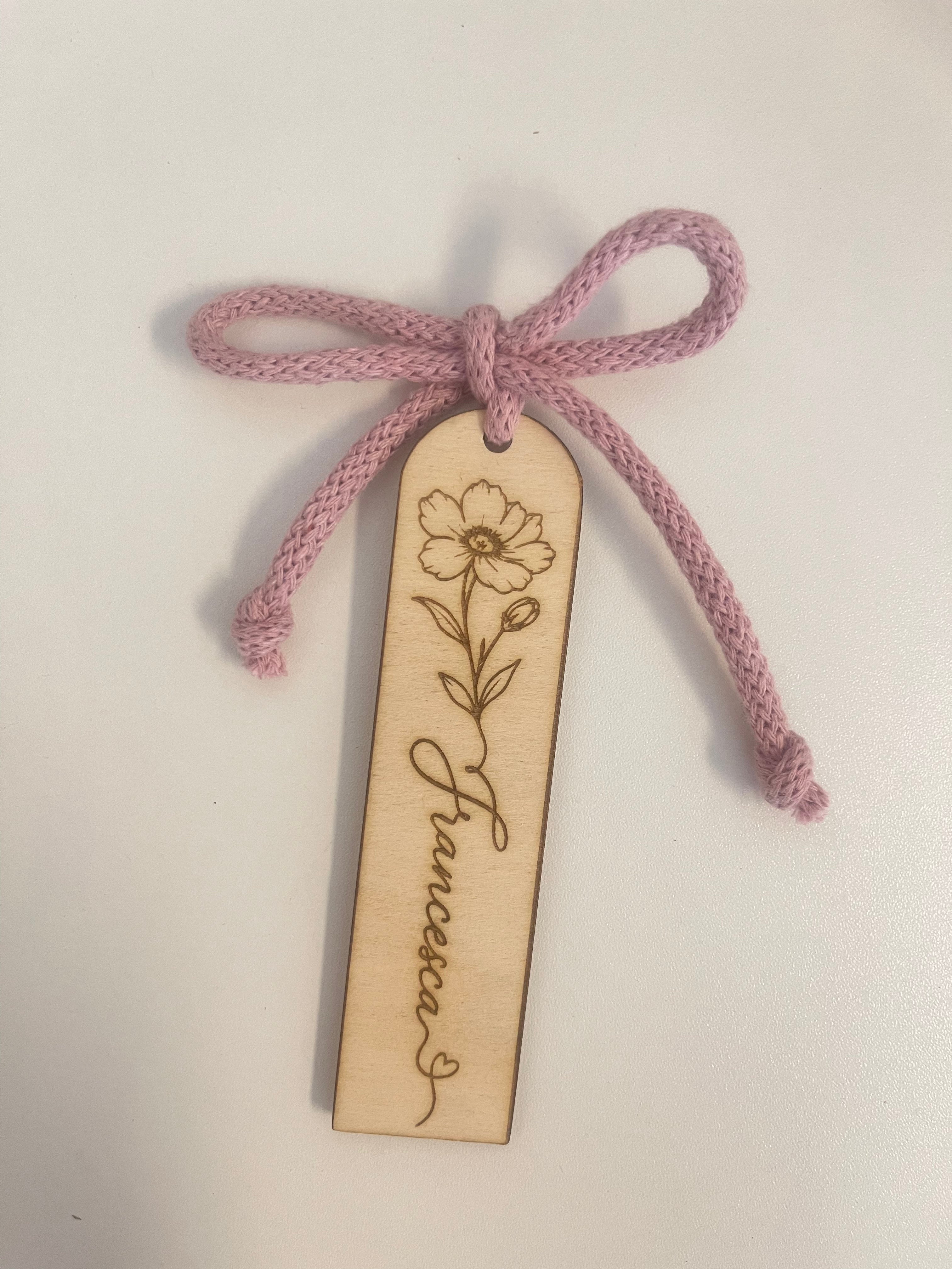 Segnalibro in Legno Personalizzato con Nome e Fiore Inciso