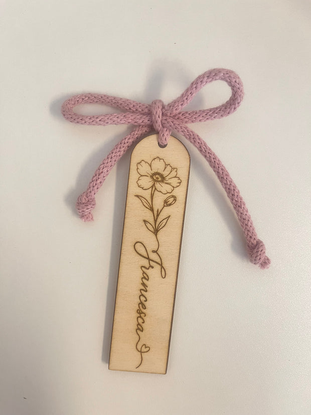 Segnalibro in Legno Personalizzato con Nome e Fiore Inciso
